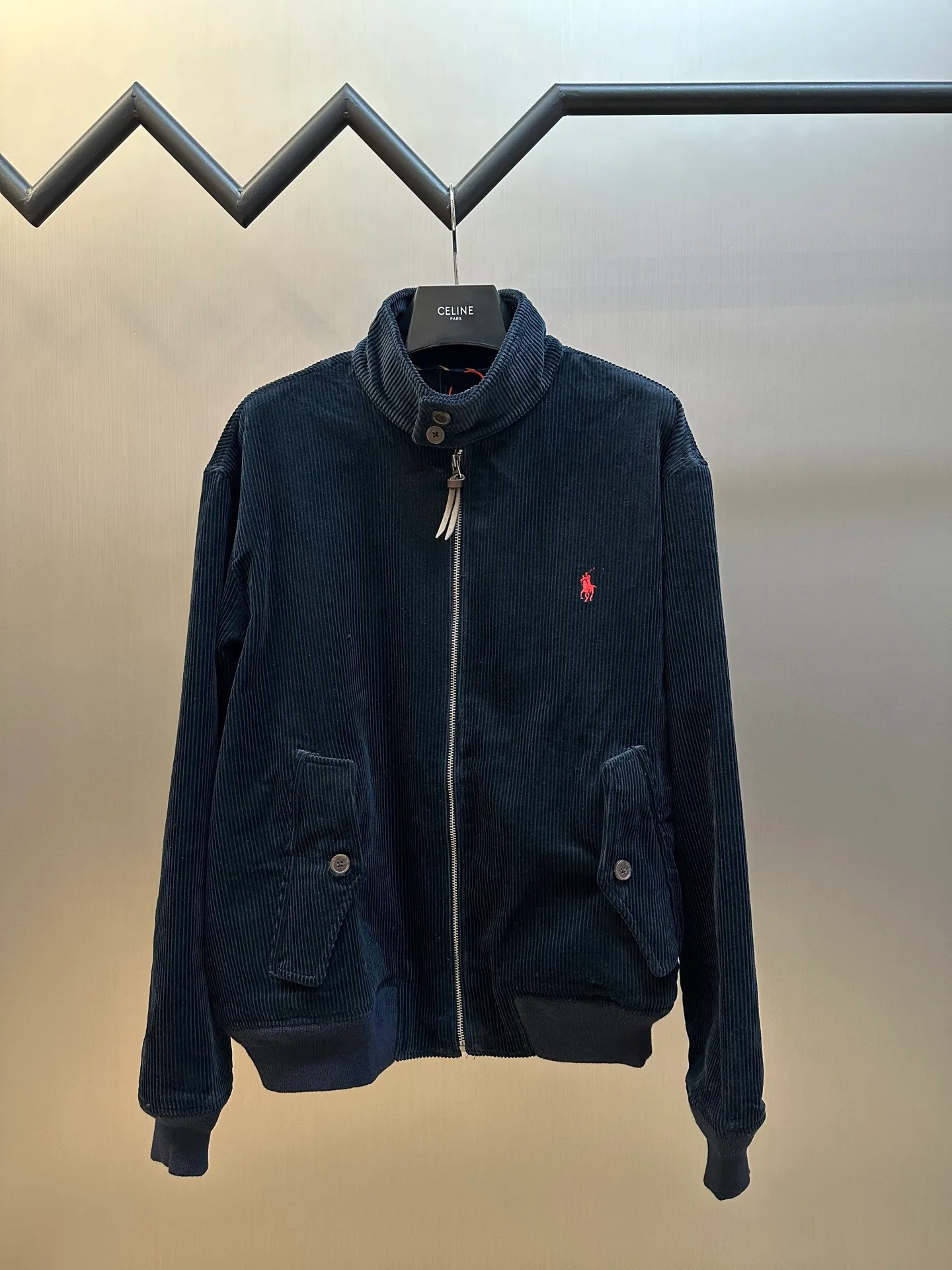 🅿️580 Ralph Lauren Embroidered Corduroy Jacket Customized wide-ribbed corduroy, elegantly presented in a deep navy blue, low-key and luxurious. The exquisite red pony logo is embellished, igniting the overall vitality and passion. The stand-up collar design is simple and elegant.  Using imported machine embroidery technology, advanced computer control systems and precision mechanical components are used to achieve the iconic pony embroidery operation. The template machine opens the bag, and the preset template guides the position, shape and size of the bag. The accuracy ensures the quality of the bag opening effect.  The infrared positioning cutting machine uses an infrared transmitter and an infrared receiver to achieve precise positioning of materials. The accuracy can reach the micron level, thereby meeting the effect of high-precision cutting of plaid alignment.  size：s m l xl